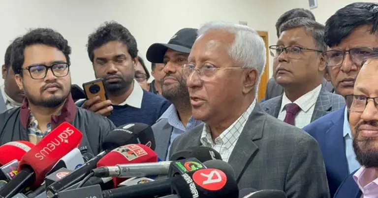 সাংবাদিকদের সঙ্গে কথা বলছেন ইসি সচিব আখতার আহমেদ